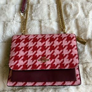 Coach Klare Crossbody Houndstooth
Print Pink/Red CJ625